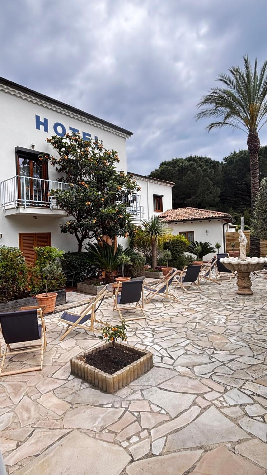 Hotel La Bastide Le Lavandou Exterior foto